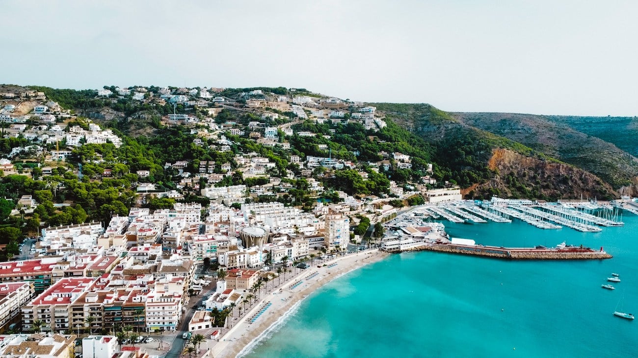 Vista aérea de Jávea, Marina Alta - destino preferido para jubilados extranjeros donde es esencial un seguro de decesos con prima nivelada