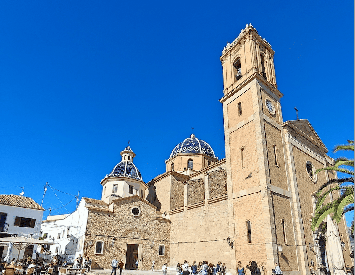 Altea, Marina Alta - pueblo blanco con iglesia azul donde jubilados extranjeros necesitan un seguro de decesos con prima nivelada