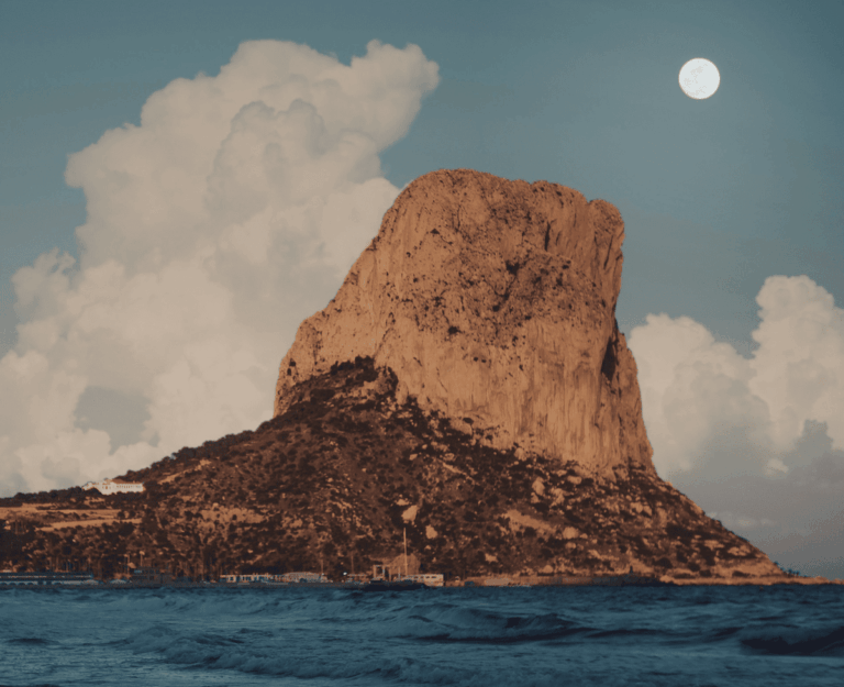 Calpe, Marina Alta - pueblo costero con el Peñón de Ifach donde jubilados internacionales necesitan un seguro de decesos con prima nivelada