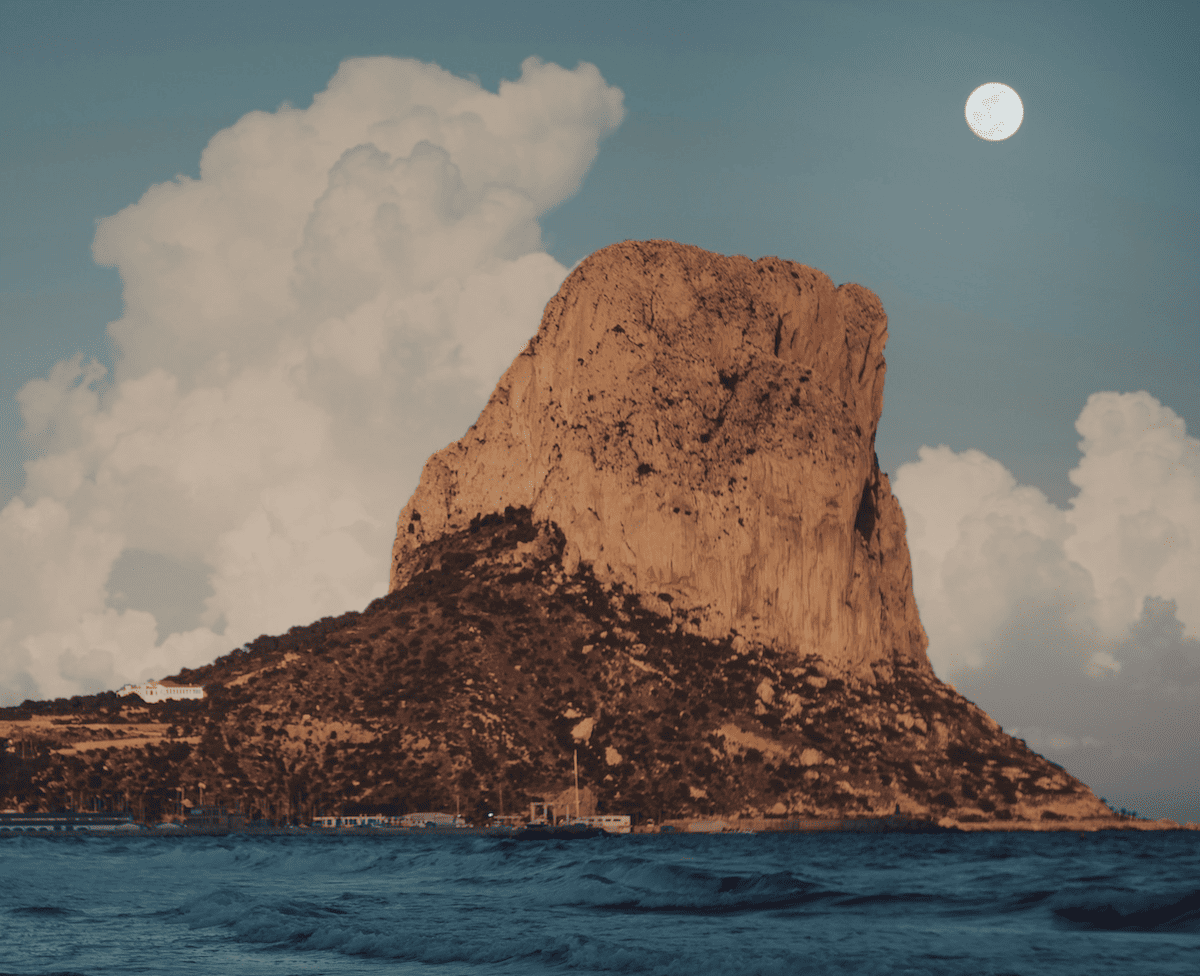 Calpe, Marina Alta - pueblo costero con el Peñón de Ifach donde jubilados internacionales necesitan un seguro de decesos con prima nivelada