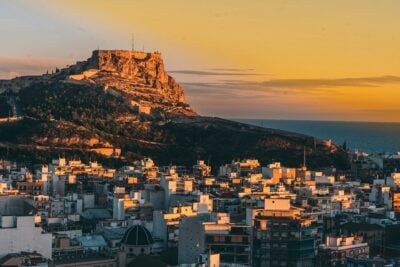 Alicante, capital de provincia - ciudad grande donde residentes necesitan un seguro de decesos con prima nivelada