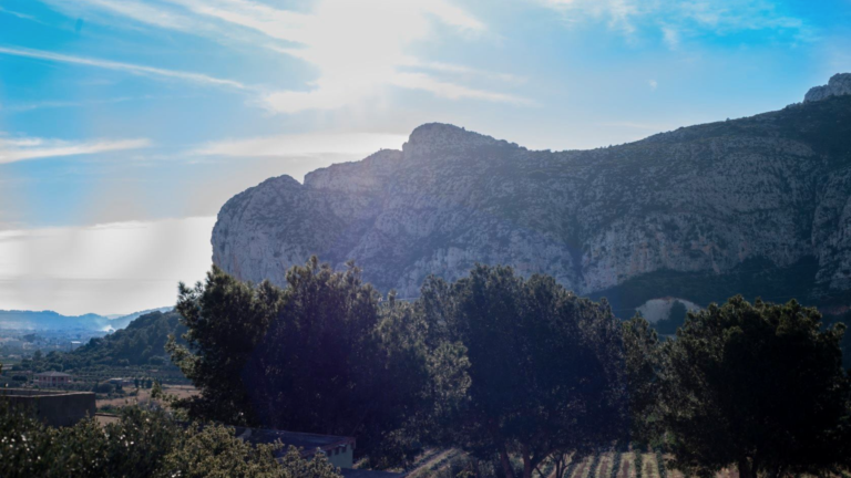 Vista de la montaña Segària desde El Verger, Marina Alta, donde ofrecemos seguros de decesos con asesor independiente