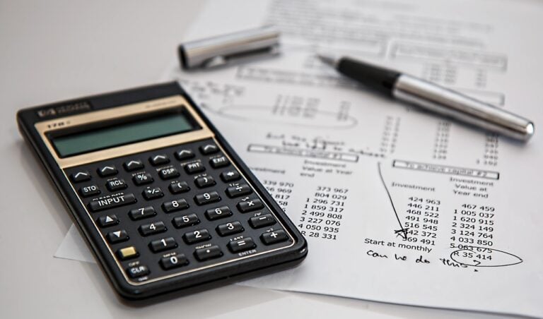 Calculadora y documentos financieros para análisis de seguros de decesos